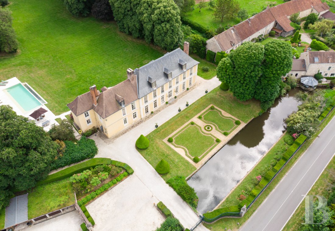 À Milon-la-Chapelle, dans la vallée de Chevreuse, un château du 18e siècle et son parc de 4 hectares - photo  n°2